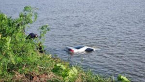 CAYO CON EL AUTO
