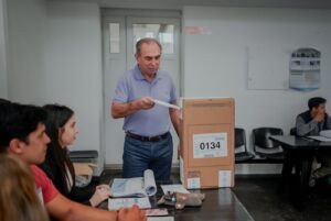STELATTO VOTANDO