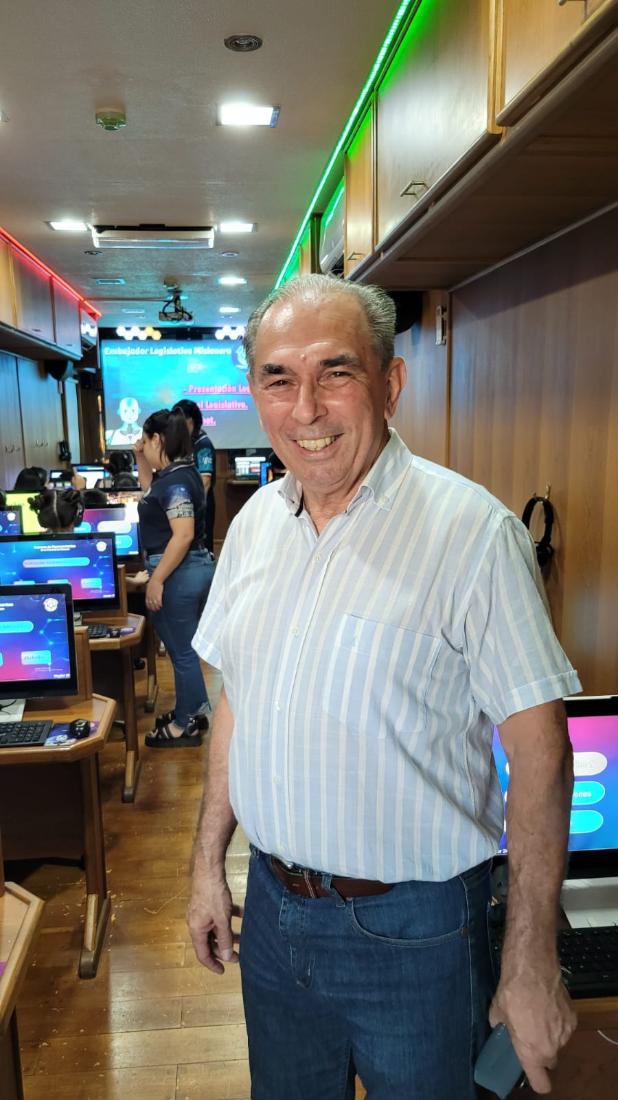 LALO EN EL EMBAJADOR